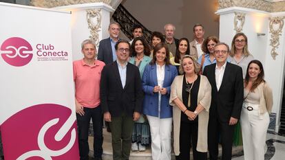 Carmen Fúnez (centro) junto a miembros del Club Conecta.