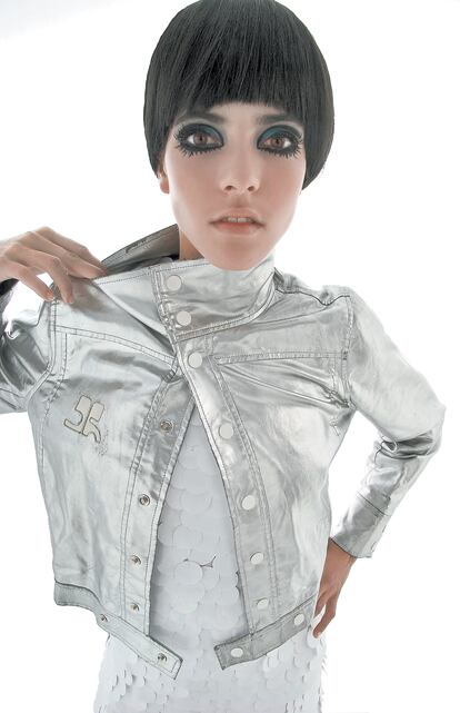Una chica vestida con ropa del Rastro madrileño.