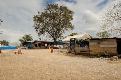 The entrance to the migrant camp in Lajas Blancas is guarded by Senafront, which bars unauthorized access.