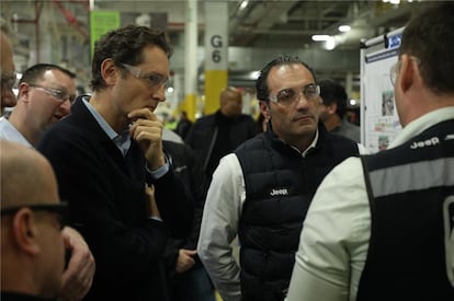 El presidente de Stellantis, John Elkann (i) y el nuevo consejero delegado de Stellantis, Antonio Filosa (d). Imagen cedida por la empresa.