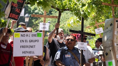 Manifestación frente al Parlament de Catalunya, para denunciar los 180 despidos anunciados por el grupo Freixenet.