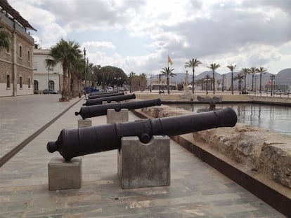 Cañones ante el Museo Naval de Cartagena.