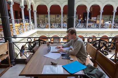 Un alumno, este miércoles en la Escuela Técnica Superior de Ingenieros de Minas y Energía de Madrid.