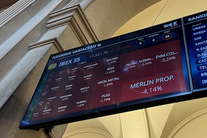 Cotización en el Ibex 35 de Merlin Properties en una foto de archivo en el Palacio de la Bolsa de Madrid.