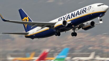 Un avión de Ryanair en el aeropuerto de Barcelona-El Prat.