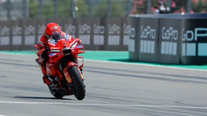 Marc Márquez cruza la línea de meta y gana la carrera 'sprint' del Gran Premio de Aragón.