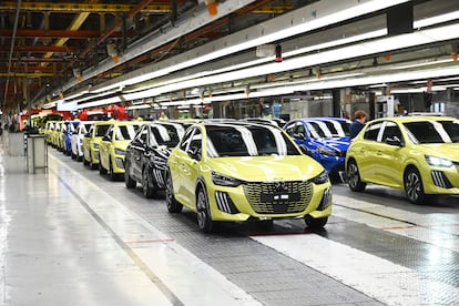 Filas de Peugeot 208 en la fábrica de Zaragoza de Stellantis, donde se hace también la versión eléctrica.