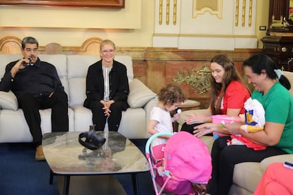 Nicolás Maduro, Cilia Flores, Maikelys Espinoza and her mother Yorely Escarleth Bernal Inciarte, at the Miraflores Palace.