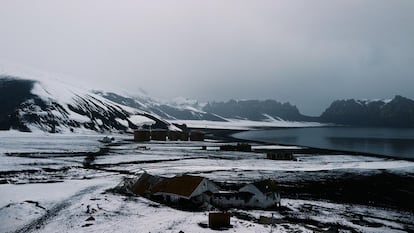 Una estación ballenera noruega abandonada en 1931 en la isla Decepción (Antártida).