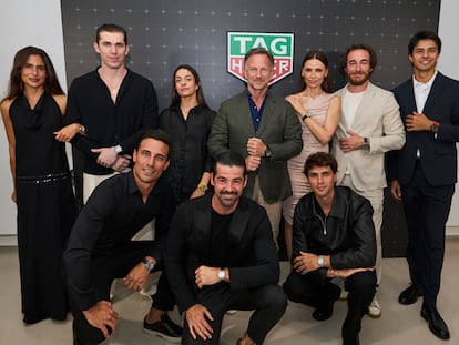 Los invitados al evento de TAG Heuer durante el GP de Fórmula 1 en Barcelona. De pie, de izquierda a derecha: Belén Hostalet, Eric Masip, Marta García López, Christian Horner, Almudena Fernández, Manu Campa y Pepe Martí. En primera fila: Jaime Atrain, Miguel Ángel Muñoz y Daniel Illescas.