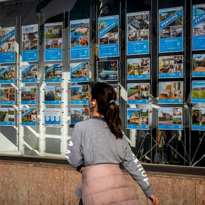 Una mujer pasa junto a una inmobiliaria en Santander (Cantabria) en febrero. EFE/ Román G. Aguilera
