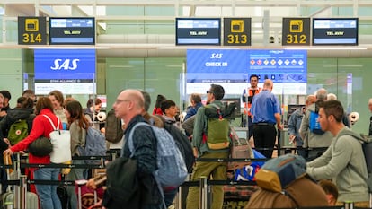 Cola de pasajeros en los puestos facturación de la aerolínea escandinava SAS en el Aeropuerto Josep Tarradellas Barcelona-El Prat.