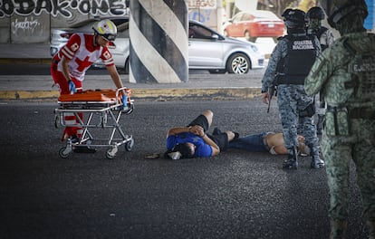 Authorities assist people wounded by gunshots in Culiacán, on May 19.