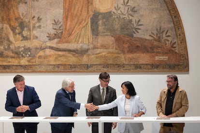 El presidente de la Generalitat, Salvador Illa, encabeza la firma del acuerdo con organizaciones sindicales y empresariales en relación con los suplementos de crédito añadidos al presupuesto de la Generalitat.