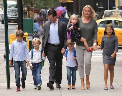 Donald Trump Jr. y Vanessa Trump junto a sus cinco hijos en 2016.