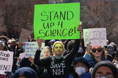Protesta de científicos tras los recortes anunciados por Donald Trump en Nueva York, el 7 de marzo.