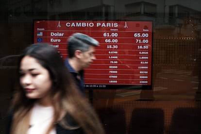 Pantalla de una casa de cambio de divisas, en una imagen de archivo.