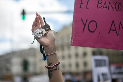 Una joven muestra las llaves de su casa en una manifestación por la vivienda en Madrid.