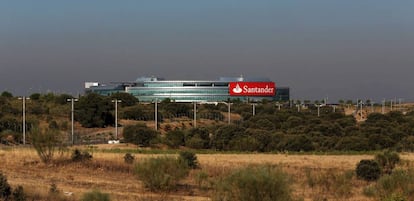 Exterior de la sede de Banco Santander, en Boadilla del Monte (Madrid).