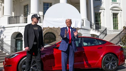 Elon Musk y Donald Trump, el pasado mes de marzo en la Casa Blanca con un coche de Tesla detrás.