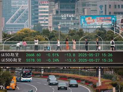 Un cartel sobre una carretera muestra datos de la Bolsa en Shangái.