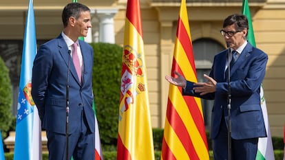 El presidente del Gobierno, Pedro Sánchez, y el presidente de la Generalitat, Salvador Illa, hacen una declaración institucional durante la XXVIII Conferencia de Presidentes.