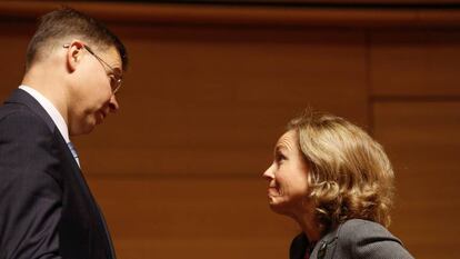 La ministra de Economía del Gobierno español, Nadia Calviño, conversa con el vicepresidente de la Comisión Europea (CE) para el Euro y el Diálogo Social, Valdis Dombrovskis en Luxemburgo.