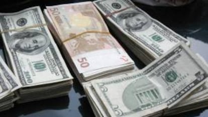 Billetes de euro y dólar.