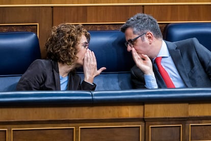 La ministra de Hacienda, María Jesús Montero, y el ministro de la Presidencia, Félix Bolaño, en el Congreso.