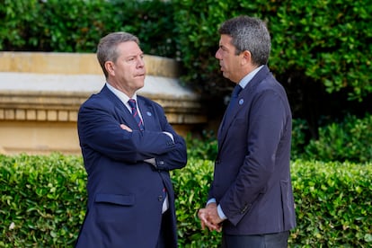 El presidente de Castilla La-Mancha, Emiliano García Page (izquierda), conversa con el presidente de Valencia, Carlos Mazón.