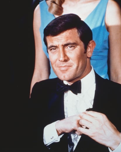 GEORGE LAZENBY, THE BRIEF BOND – Played Bond in 'On Her Majesty’s Secret Service.' After Sean Connery’s departure, producers Broccoli and Saltzman once again turned to an unknown to breathe new life into the franchise. George Lazenby, an Australian car mechanic turned model thanks to his good looks, had no real acting credentials when he showed up to the casting call — which he heard about during an orgy (Lazenby’s life was far more colorful than his films). In the audition, he invented a thriving film career in far-flung countries — because life was that simple before Google. His charm, good looks, and cheeky dimple landed him the role over 800 other hopefuls. The producers were thrilled: compared to the slightly aging Connery, Lazenby brought a youthful energy to the saga. It was a major win for a complete newcomer. But the real challenge began when he had to handle the pace and pressure of a blockbuster production. Fame went to his head before the first clapboard, and the Australian actor spent much of the shoot drinking and smoking marijuana, eventually clashing with nearly everyone on set. Despite his on-set troubles, he was offered a seven-film deal and a million-dollar contract — an unprecedented opportunity for such an inexperienced actor. But Lazenby shocked everyone when he declared:
“Bond is a brute. I’ve already put him behind me. I will never play him again. Peace — that’s the message now.”