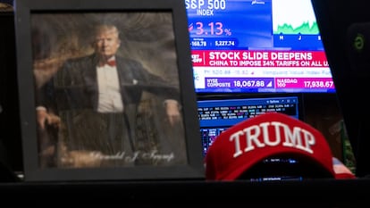 Un retrato y una gorra de apoyo a Trump en un escritorio de la Bolsa de Nueva York.