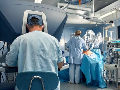 Operación médica asistida por robot da Vinci.