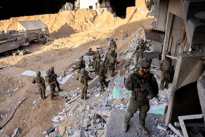 Soldados israelíes, entre escombros de un edificio destruido en el norte de la franja de Gaza. 