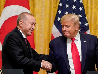 Donald Trump saluda al presidente de Turquía, Tayyip Erdogan, en 2019 en Washington.