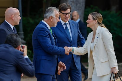 El ministro de Política Territorial y Administración Pública, Ángel Víctor Torres, saludan a la presidenta de Baleares, Marga Prohens, junto al presidente de Cataluña, Salvador Illa (en el centro).