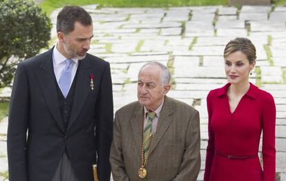 King Felipe VI, Juan Goytisolo and Queen Letizia at Thursday’s ceremony