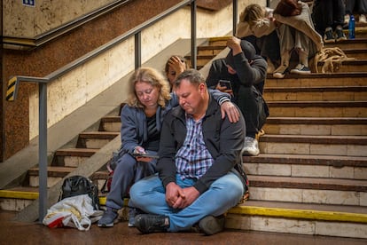 Varias personas descansan en una estación de metro, utilizada como refugio antiaéreo, durante un ataque con drones rusos en Kiev, Ucrania, a primera hora del viernes.