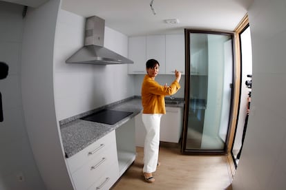 La ministra de Vivienda y Agenda Urbana, Isabel Rodríguez, este jueves en Pamplona, visitando un edificio de apartamentos para personas mayores construido en madera.
