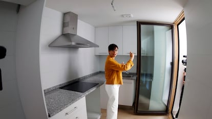 La ministra de Vivienda y Agenda Urbana, Isabel Rodríguez, este jueves en Pamplona, visitando un edificio de apartamentos para personas mayores construido en madera.