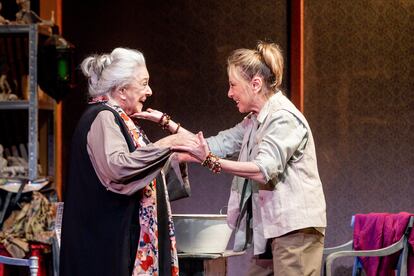 Las actrices Lola Herrera (izquierda) y Natalia Dicenta en ‘Camino a La Meca’, en el Teatro Bellas Artes.