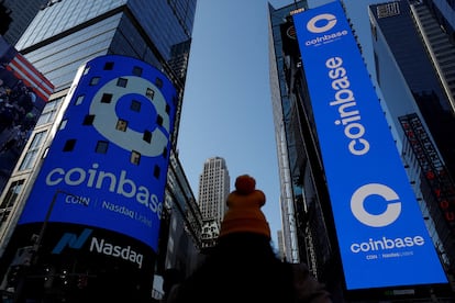 Logo de Coinbase en el panel exterior de Nasdaq, en 2021 en Nueva York.
