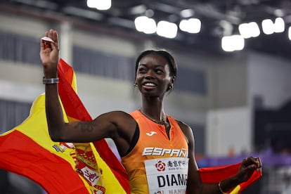 Fatima Diame celebra su bronce en Nanjing, este domingo.