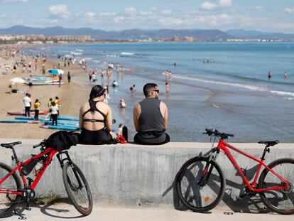 Aspecto de la playa de las Arenas en Valencia, el lunes.