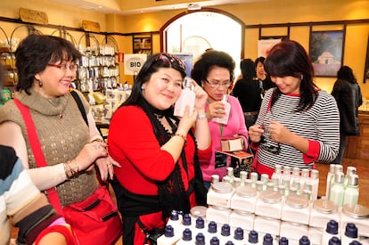 Turistas asiáticas en una tienda de cosmética en Madrid