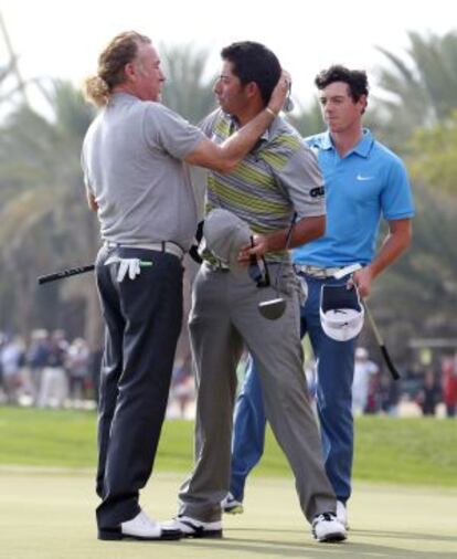 Jiménez y McIlroy felicitan a Pablo Larrazábal.