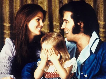 Elvis Presley con su esposa Priscilla y su hija Lisa Marie, en 1970.