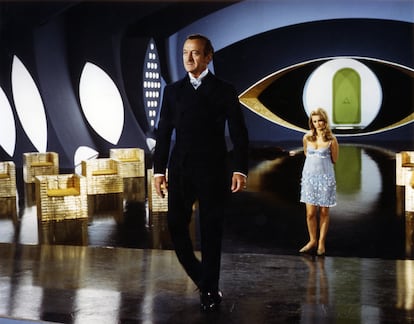 DAVID NIVEN, THE PARODIC BOND – He portrayed James Bond in 'Casino Royale' (1967). David Niven was the Bond most closely aligned with Ian Fleming’s original literary version. In fact, Fleming himself once admitted that he had Niven in mind while writing 'Dr. No.' However, Niven ended up starring in the adaptation most distant from the Eon Productions series. After failing to reach an agreement with producers Albert R. Broccoli and Harry Saltzman, Charles K. Feldman — who had acquired the rights to 'Casino Royale,' the first Bond novel — decided to take a humorous, satirical approach to the film. But the tone was not well received by critics or audiences.