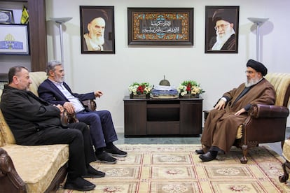 Hezbollah leader Hassan Nasrallah (r) talks during a meeting with Islamic Jihad (PIJ) Secretary General Ziyad al-Nakhalah and Hamas political affairs chief Saleh al-Aruri on October 25, 2023 in Lebanon.