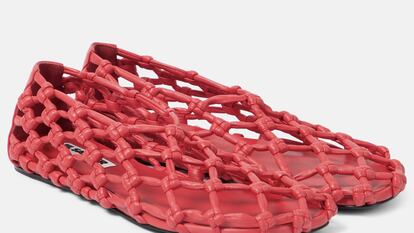 Rejillas, mallas y transparencias: Así es el zapato plano ‘aireado’ de esta primavera
